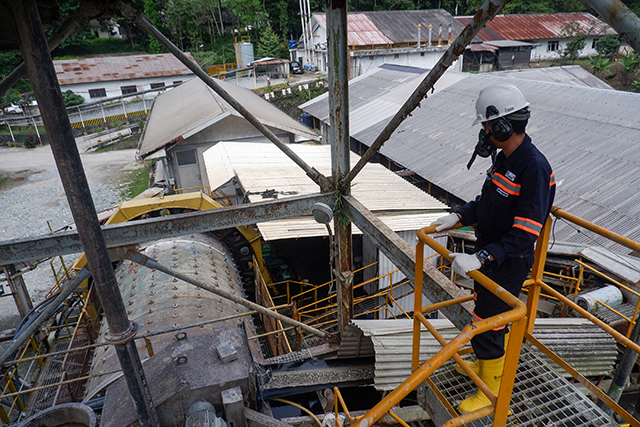 Seorang pekerja mengawasi di pabrik pengolahan emas PT Antam Tbk UBPE Pongkor, Kabupaten Bogor, Jawa Barat, Kamis (16/10/2025).