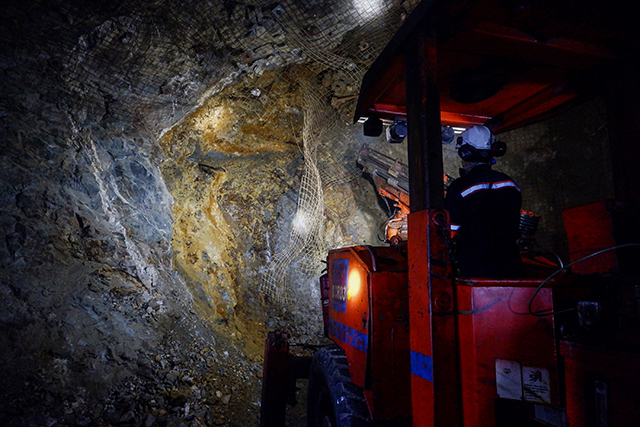 Aktivitas tambang emas bawah tanah yang dioperasikan PT Antam Tbk UBPE Pongkor, Kabupaten Bogor, Jawa Barat, Kamis (16/10/2025).