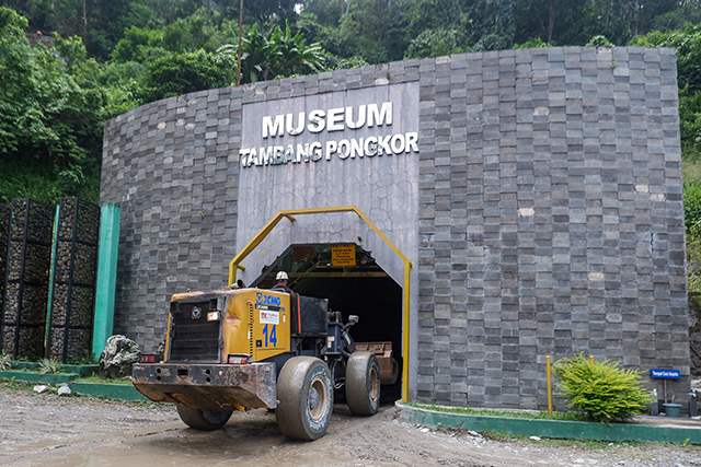 Alat berat memasuki tambang bawah tanah di area operasional PT Aneka Tambang Tbk (ANTAM) UBPE Pongkor, Kabupaten Bogor, Kamis (16/10/2025).