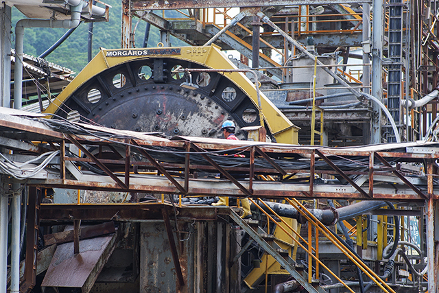 Seorang pekerja mengawasi di pabrik pengolahan emas PT Antam Tbk UBPE Pongkor, Kabupaten Bogor, Jawa Barat, Kamis (16/10/2025).