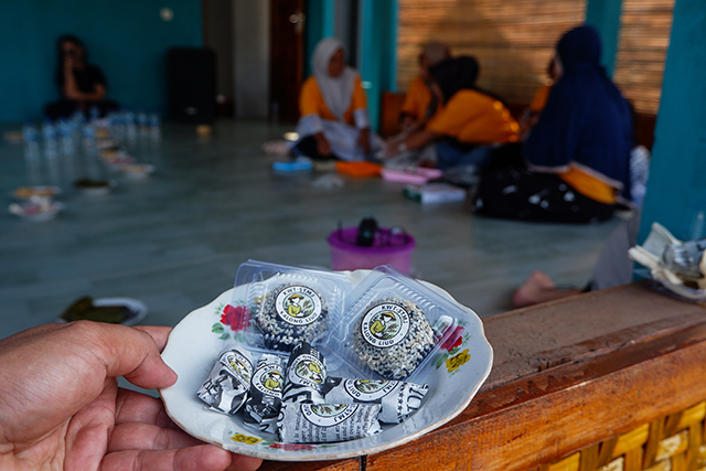 Perempuan pelaku UMKM di Desa Kalongliud menyiapkan produk olahan pangan lokal saat mengikuti kegiatan pemberdayaan yang didukung Antam UBPE Pongkor, Jumat (17/10/2025).