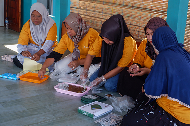 Sejumlah perempuan pelaku UMKM di Desa Kalongliud mengikuti pelatihan pengolahan produk yang difasilitasi Antam melalui UBPE Pongkor. Program pemberdayaan ini bertujuan memperkuat kemandirian ekonomi masyarakat sekaligus membuka peluang usaha baru di wilayah sekitar tambang.