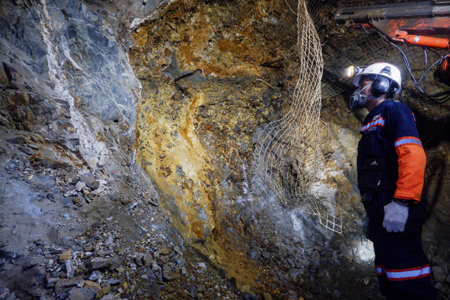 Aktivitas pekerja di tambang emas bawah tanah yang dioperasikan PT Antam Tbk UBPE Pongkor, Kabupaten Bogor, Jawa Barat, Kamis (16/10/2025).