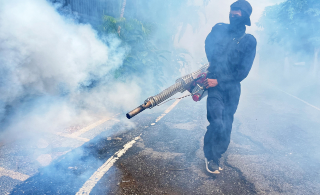 Fogging oleh petugas Dinas Kesehatan Kota Makassar dilakukan di kawasan Perumnas Antang.