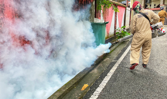 Fogging ini sebagai upaya mengendalikan populasi nyamuk penyebab demam berdarah di lingkungan permukiman warga.