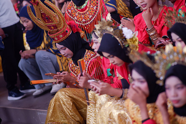 Sejumlah anak mengenakan kostum baju adat usai tampil menari di Makassar, (9/11/2025).