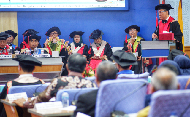 Guru Besar Ilmu Hukum Pidana FH Unhas, Prof Dr Amir Ilyas menyampaikan orasi ilmiahnya, di Ruang Senat, lantai 2 Gedung Rektorat, Kampus Unhas.