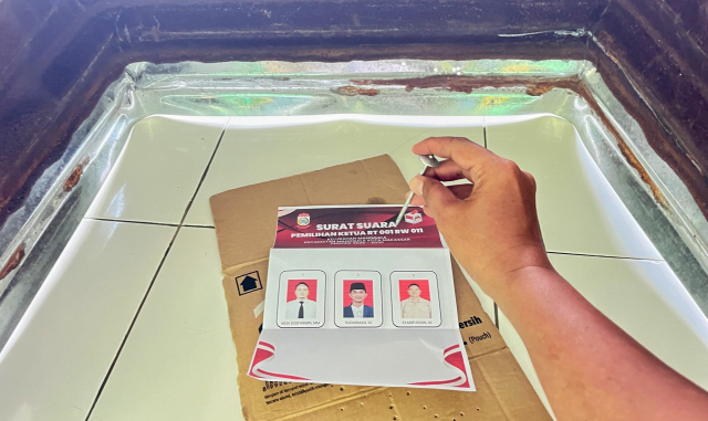 Warga menggunakan hak pilihnya dalam pemilihan ketua Rukun Tetangga (RT) di Blok 10, Perumnas Antang, Kelurahan Manggala, Makassar.