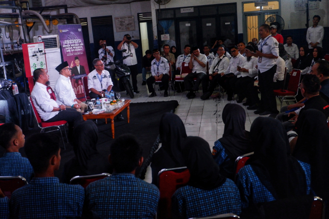 Menteri Koordinator Pemberdayaan Masyarakat (Kemenko PM) Muhaimin Iskandar didampingi Gubernur Sulawesi Selatan Andi Sudirman Sulaiman, saat berdialog dengan para guru dan siswa SMK 5 Makassar.