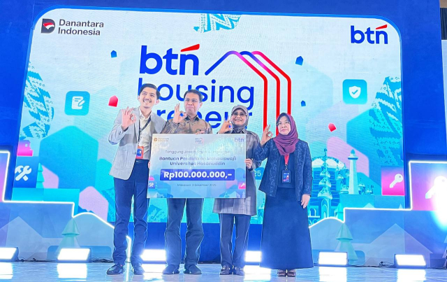 BTN menyerahkan bantuan Tanggung Jawab Sosial dan Lingkungan (TJSL) kepada Universitas Hasanuddin pada kegiatan Roadshow BTN Housingpreneur 2025 yang berlangsung di Grand Ballroom UNHAS Hotel & Convention, Makassar, Rabu (3/12/2025).