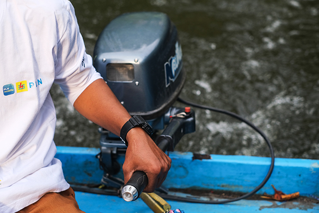Sunardi membawa perahu listrik bantuan PLN mengantar anak-anak sekolah melintasi sungai di kawasan karst Rammang-Rammang.