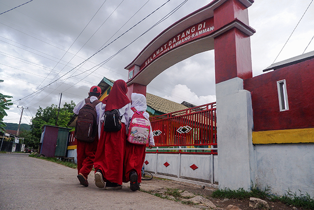 Setelah perjalan melewati sungai, beberapa siswa tiba di sekolahnya SDN 221 Inpres Rammang-Rammang Maros.