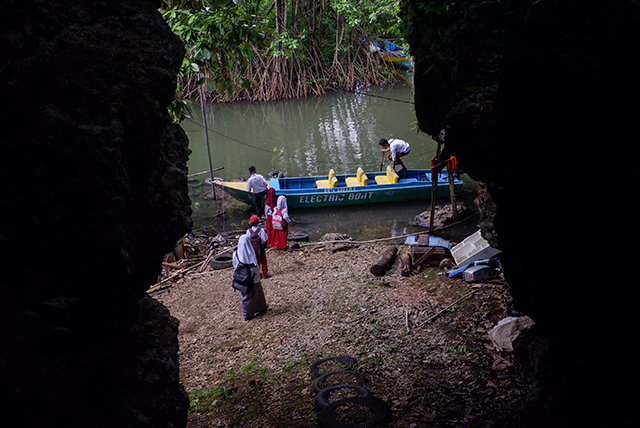 Sejumlah siswa bersiap menaiki perahu listrik bantuan PLN untuk berangkat sekolah di Desa Berua, Rammang-Rammang. Kehadiran perahu ramah lingkungan ini mempermudah mobilitas warga yang bergantung pada jalur sungai.