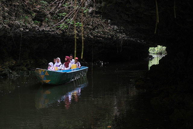 Perahu Listrik PLN Hadirkan Angin Baru di Sungai Rammang Rammang