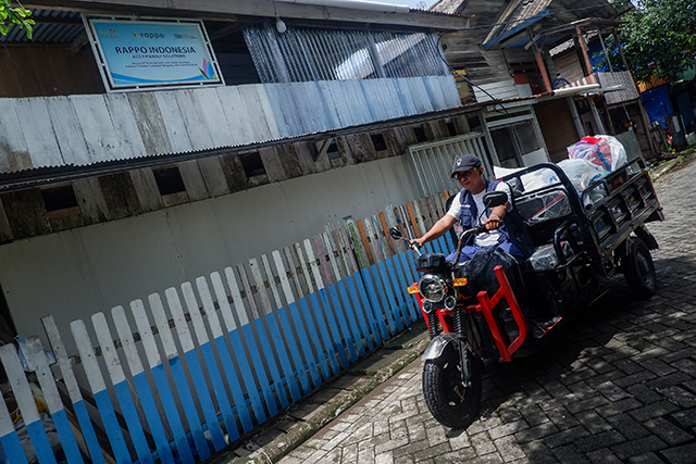 Wanda mengangkut sampah plastik ke rumah produksi Rappo Indonesia di Makassar, sebagai bagian dari program TJSL PLN untuk mendorong pengelolaan sampah dan ekonomi hijau.