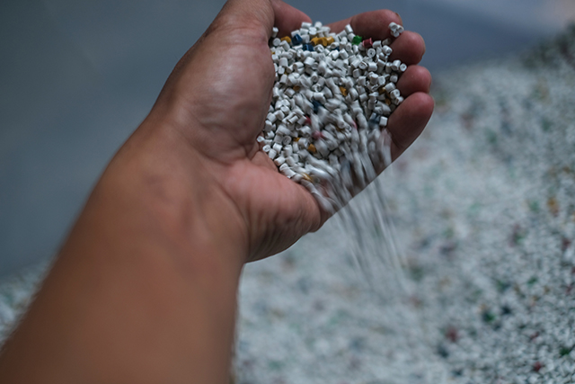 Biji plastik hasil daur ulang diperlihatkan sebelum diolah menjadi berbagai produk bernilai ekonomi dalam program TJSL PLN bersama Rappo Indonesia.