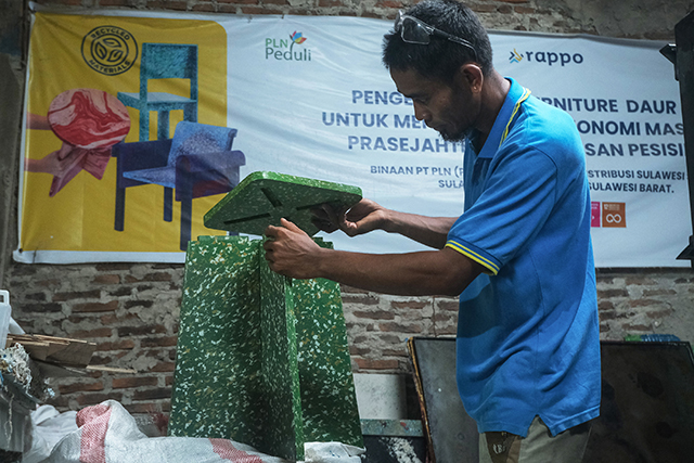 Rosandi menyelesaikan kursi minimalis yang terbuat dari plastik daur ulang
