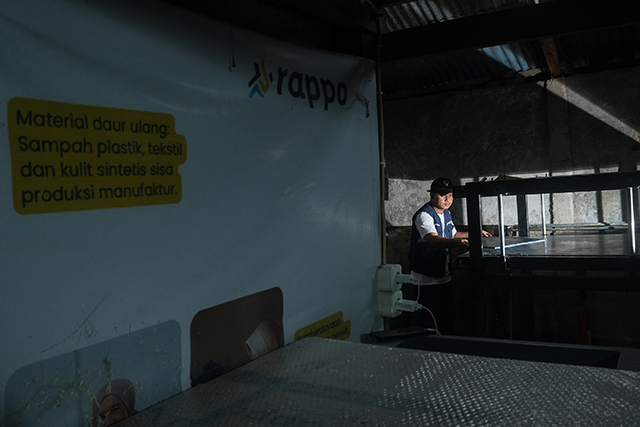 Wanda pekerja Rappo Indonesia mengoperasikan mesin produksi di rumah produksi Untia, Makassar, tempat sampah plastik diolah menjadi material daur ulang bernilai guna melalui program TJSL PLN.