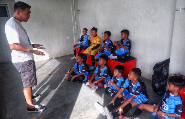 Manajer Penanggung Jawab Bassogi Soccer, Satrio Syam, memberikan arahan kepada pemain usai bertanding di Bassogi Kids Football Tournament.