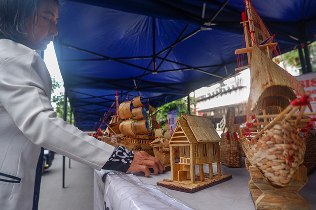 Pengunjung melihat deretan kerajinan berbahan eceng gondok, mulai dari miniatur rumah adat hingga perahu phinisi, yang dipamerkan pada gelaran UMKM di Makassar. Produk karya perempuan Komunitas Pemberdayaan Kasih Bunda ini menjadi bukti kreativitas dan peluang ekonomi berbasis lingkungan.