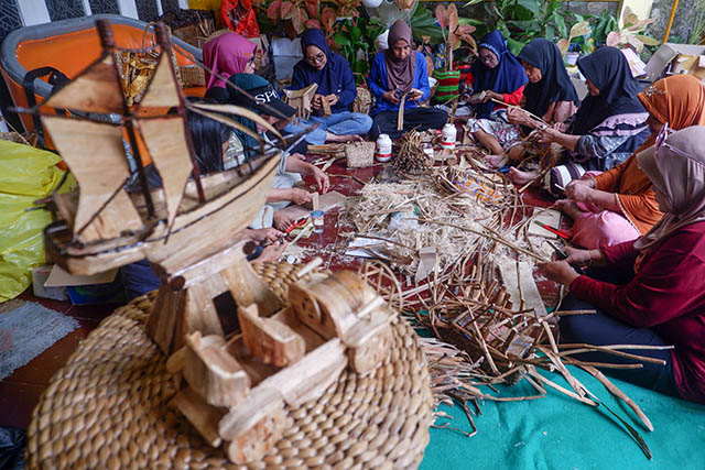 Perempuan Penggerak Ekonomi: Kerajinan Eceng Gondok Tumbuh dari Kampung Mamajang