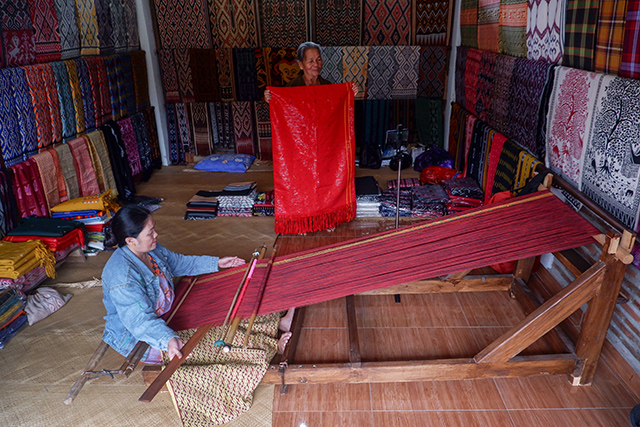 Rante (70) bersama anaknya tampak tekun memproduksi kain tenun tradisional di Desa Sa'dan To'barana, Kecamatan Sa'dan, Toraja Utara.