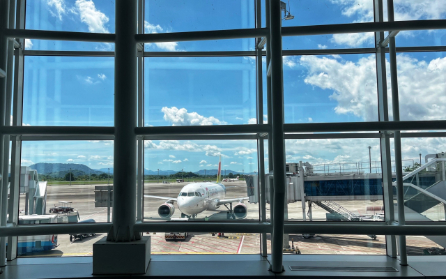 Badan Pusat Statistik (BPS) Provinsi Sulawesi Selatan melalui websidenya mengatakan jumlah penumpang angkutan udara domestik meningkat signifikan sebesar 13,72 persen dibandingkan bulan sebelumnya, didominasi aktivitas di Bandara Sultan Hasanuddin