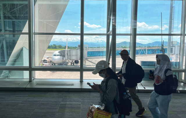Suasana penumpang di Bandara Internasional Sultan Hasanuddin, Makassar