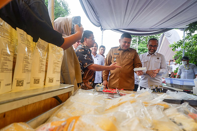 Wali Kota Makassar, Munafri Arifuddin (tengah), bersama Deputi Bidang Koordinasi Sumber Daya Maritim Kemenko Pangan, Dandy Satria Iswara (kiri) dan Direktur Utama PT Nirvana Niaga Sejahtera, Nurhadi Samad (kanan), melihat produk hasil frozen food PT Nirvana Niaga Sejahtera.