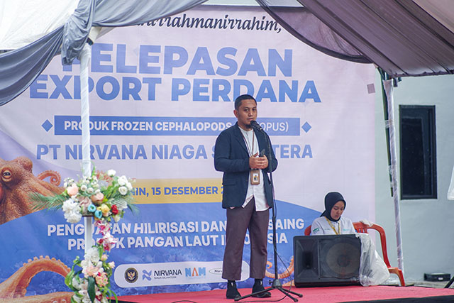 Head of Sales Distribution & Creative Division PT Nirvana Niaga Sejahtera, Nurman Prayudi, membacakan doa sesaat sebelum perusahaan tersebut resmi melepas ekspor perdana produk gurita (octopus) ke Jepang, Selasa (15/12/2025).