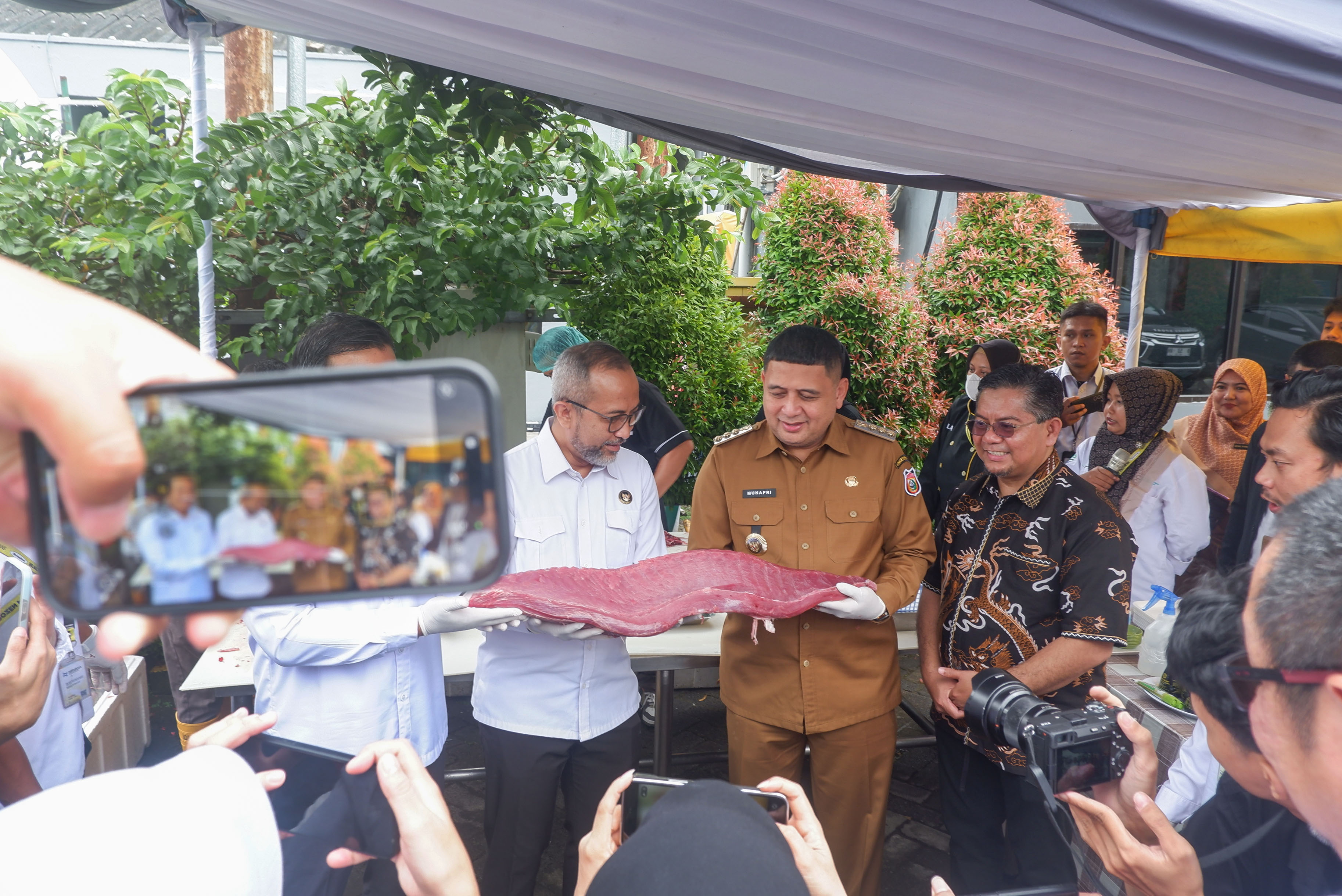 Wali Kota Makassar, Munafri Arifuddin (tengah), bersama Deputi Bidang Koordinasi Sumber Daya Maritim Kemenko Pangan, Dandy Satria Iswara (kiri) dan Direktur Utama PT Nirvana Niaga Sejahtera, Nurhadi Samad (kanan), menyaksikan proses penanganan ikan tuna di PT Nirvana Niaga Sejahtera.