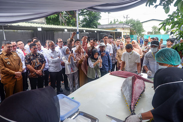 Wali Kota Makassar, Munafri Arifuddin (kiri), bersama Deputi Bidang Koordinasi Sumber Daya Maritim Kemenko Pangan, Dandy Satria Iswara dan Direktur Utama PT Nirvana Niaga Sejahtera, Nurhadi Samad, menyaksikan proses penanganan ikan tuna di PT Nirvana Niaga Sejahtera.