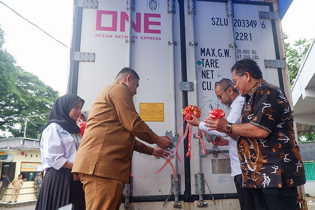 Pelepasan ekspor perdana tersebut ditandai dengan pemasangan segel secara simbolis pada pintu truk kontainer oleh Wali Kota Makassar, Munafri Arifuddin, bersama Deputi Bidang Koordinasi Sumber Daya Maritim Kemenko Pangan, Dandy Satria Iswara dan Direktur Utama PT Nirvana Niaga Sejahtera, Nurhadi Samad.