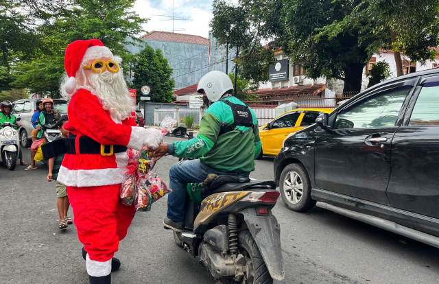 Aksi unik tersebut menarik perhatian pengguna jalan.