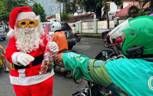Santa Claus Berbagi Bingkisan Natal kepada Pengendara