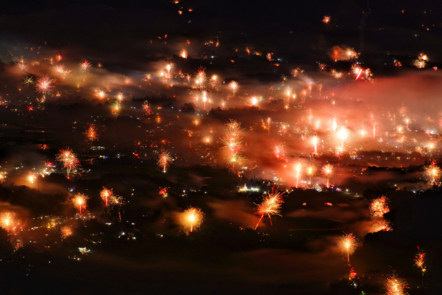 Keindahan Malam Tahun Baru di Toraja Utara dari Ketinggian Lolai