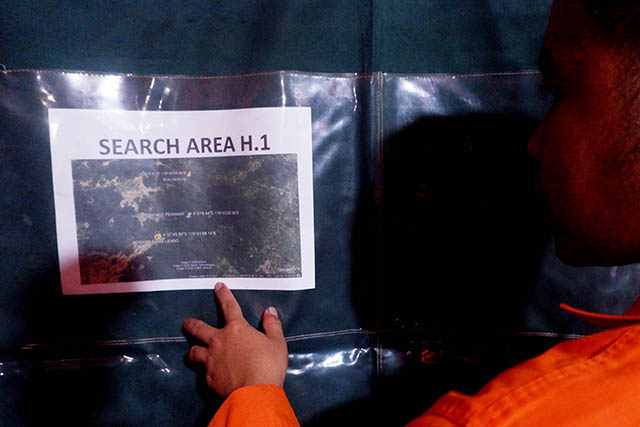 Petugas SAR menunjukkan peta area pencarian hari pertama (H.1) pesawat yang dilaporkan hilang kontak di Kabupaten Maros, sebagai acuan penyisiran tim gabungan di lapangan.