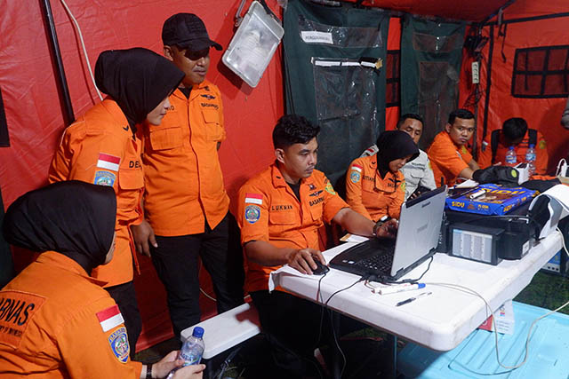 Sejumlah anggota Basarnas melakukan pendataan sebelum proses pencarian pesawat ATR 42-500 di Kelurahan Leang-leang, Kecamatan Bantimurung, Maros, Sulawesi Selatan, Sabtu (17/1/2026).