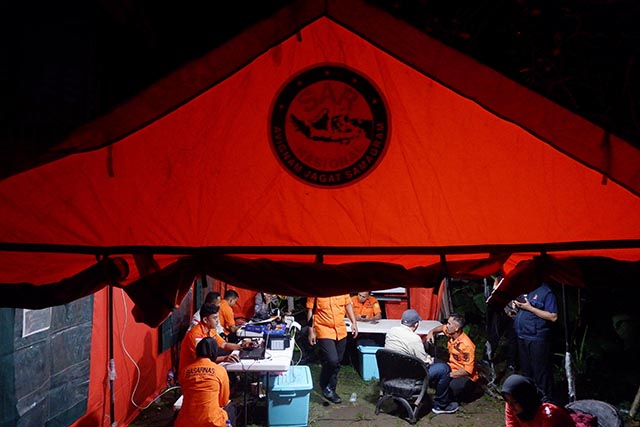 Suasana posko operasi pencarian pesawat yang dilaporkan hilang kontak di Kelurahan Leang-leang, Kecamatan Bantimurung, Maros, Sulawesi Selatan, Sabtu (17/1/2026).