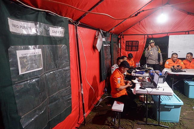 Sejumlah anggota Basarnas melakukan pendataan sebelum proses pencarian pesawat ATR 42-500 di Kelurahan Leang-leang, Kecamatan Bantimurung, Maros, Sulawesi Selatan, Sabtu (17/1/2026).