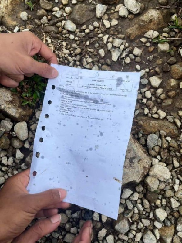 Sejumlah benda yang diduga merupakan bagian dari pesawat ditemukan di kawasan kaki Gunung Bulusaraung, Kabupaten Pangkep, Sulawesi Selatan.