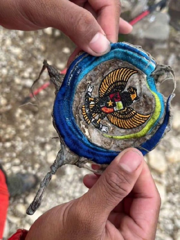 Sejumlah benda yang diduga merupakan bagian dari pesawat ditemukan di kawasan kaki Gunung Bulusaraung, Kabupaten Pangkep, Sulawesi Selatan.