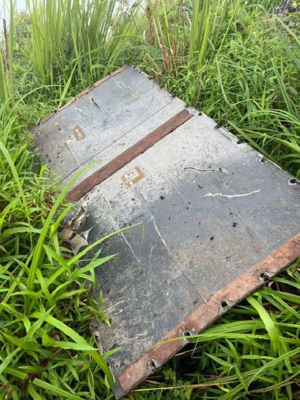 Sejumlah benda yang diduga merupakan bagian dari pesawat ditemukan di kawasan kaki Gunung Bulusaraung, Kabupaten Pangkep, Sulawesi Selatan.