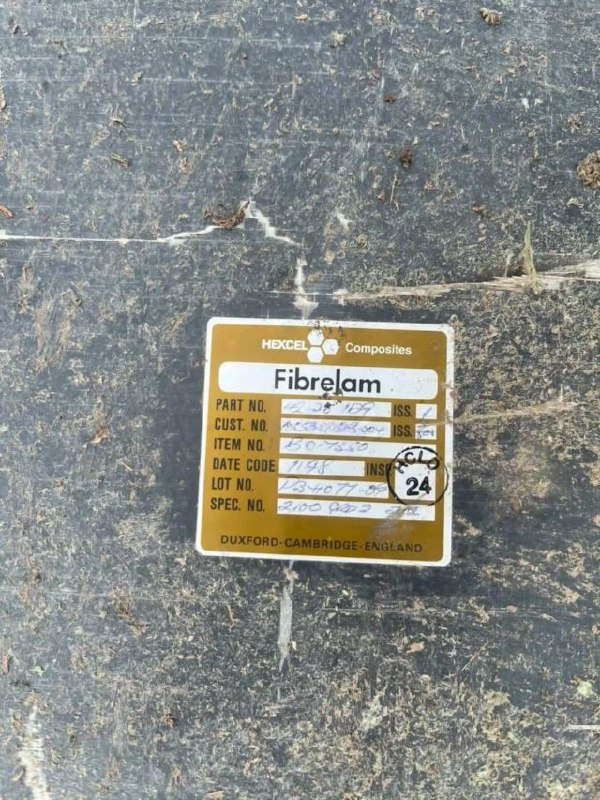 Sejumlah benda yang diduga merupakan bagian dari pesawat ditemukan di kawasan kaki Gunung Bulusaraung, Kabupaten Pangkep, Sulawesi Selatan.