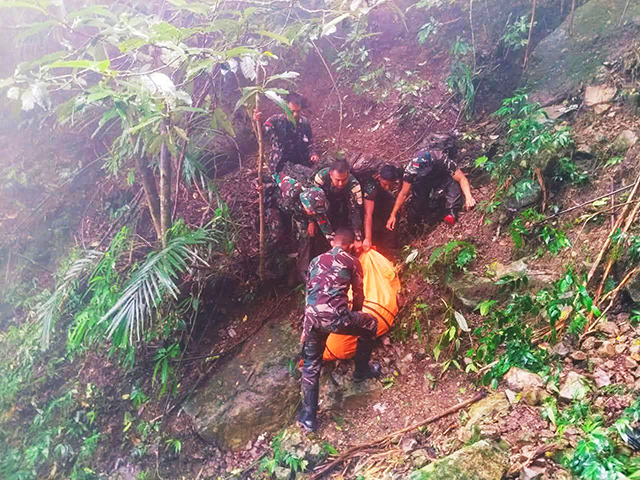 Tim SAR gabungan mengevakuasi korban kecelakaan pesawat ATR 42-500 dari lereng curam Gunung Bulusaraung, Kabupaten Pangkep. (Dok.Tim SAR)