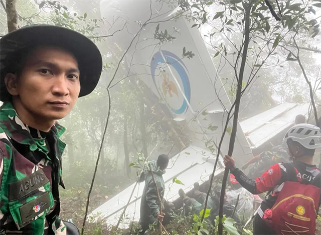 Tim SAR gabungan berada di sekitar ekor pesawat ATR 42-500 yang ditemukan di lereng Gunung Bulusaraung. (Dok.Tim SAR)