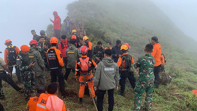 Personel Tim SAR gabungan bersiap melakukan rescue di puncak Gunung Bulusaraung pada operasi pencarian pesawat ATR 42-500. (Dok.Tim SAR)