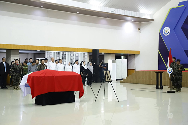 Jenazah Deden Maulana disemayamkan di Kampus Politeknik Ahli Usaha Perikanan (AUP) Pasar Minggu sebelum dimakamkan di Garut dengan prosesi kedinasan.