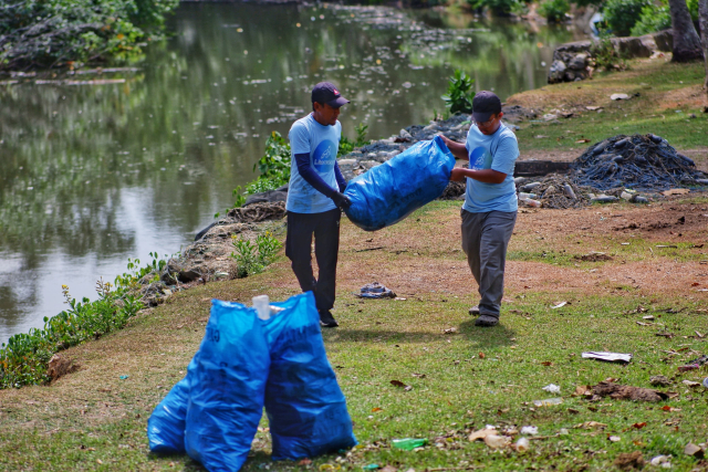 Aksi ini berhasil mengangkat sekitar 70 kg sampah plastik yang dikumpulkan dalam lima karung besar.