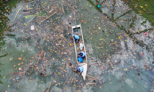 Literasea, gerakan masyarakat peduli lingkungan di Teluk Bone, melaksanakan aksi bersih sungai perdana di Sungai Bulu, Desa Kading, Kecamatan Awangpone, Kabupaten Bone.